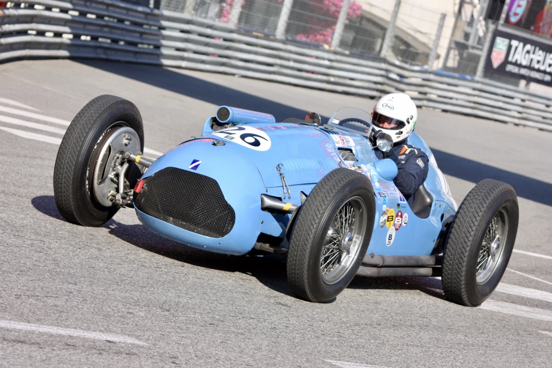 Carros de corrida antigos cruzam Grand Prix Historique em Mônaco